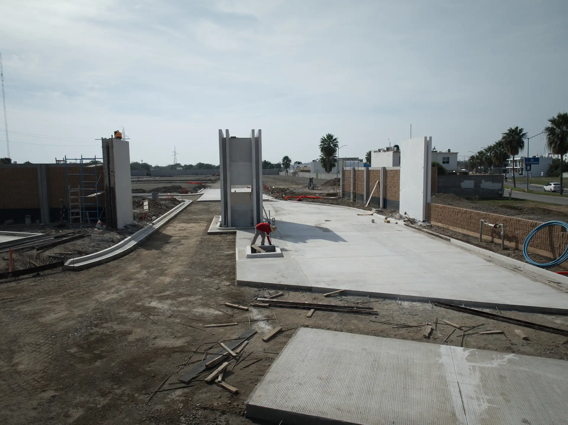 Acceso principal en obra
